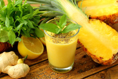 Disfrute del sabor de la piña con guayaba, mango, apio, melón y zanahoria